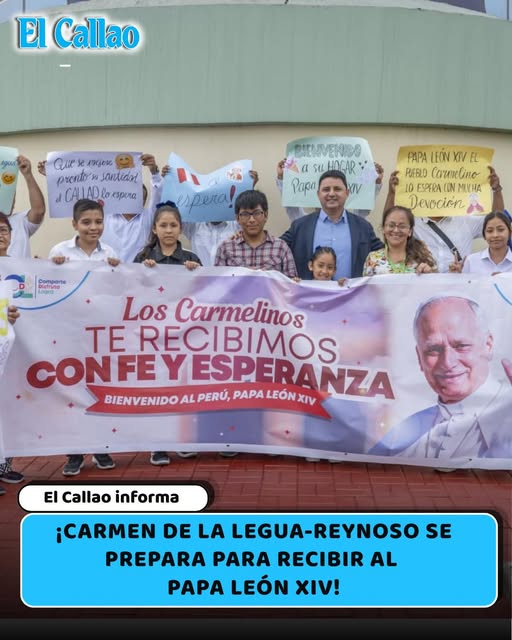Familias de Carmen de la Legua con carteles de bienvenida al papa