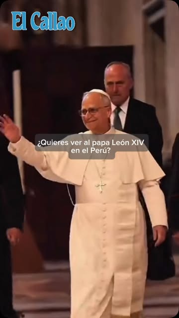 El papa León XIV saluda a los fieles